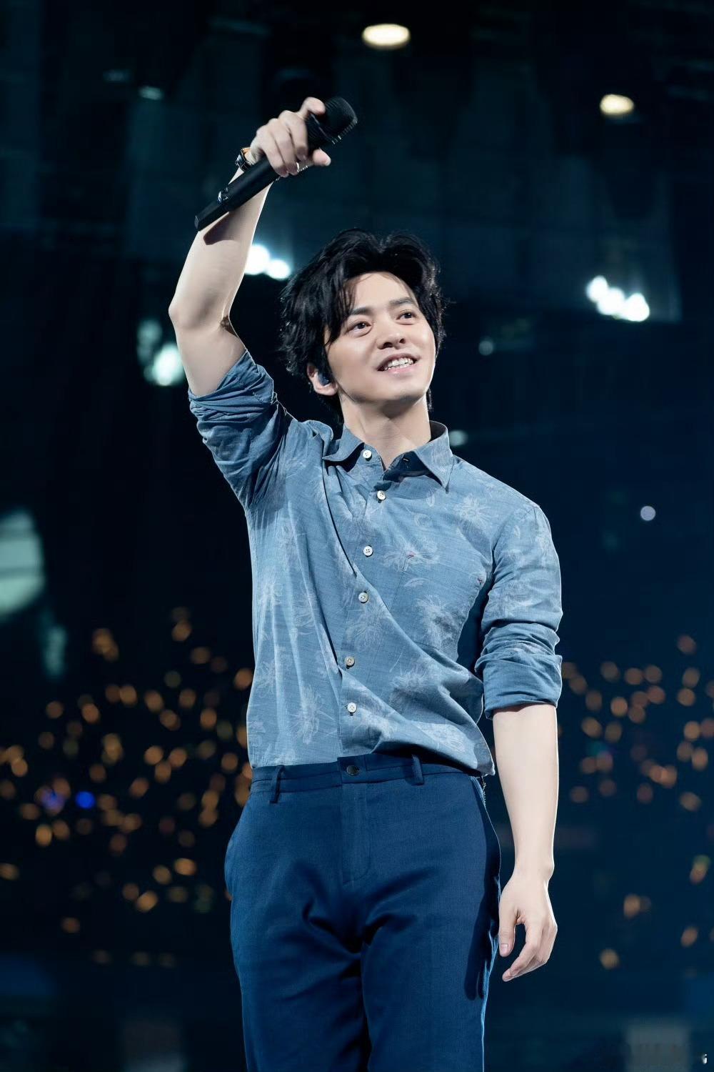 她像朋友一样和选手交流，有啥说啥，情绪收不住，也正因为这样，观众才更喜欢她。 