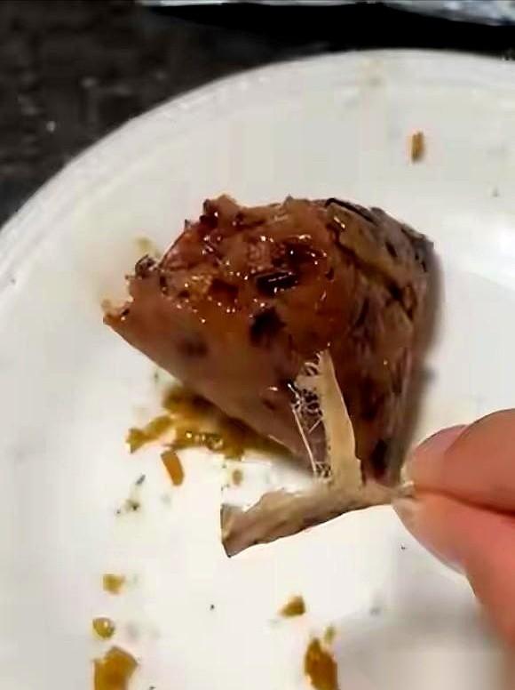 河南宜阳的王女士一口咬下朋友送的“老字号”毛尖茶粽，没嚼出茶香，反而吐出一个泡得