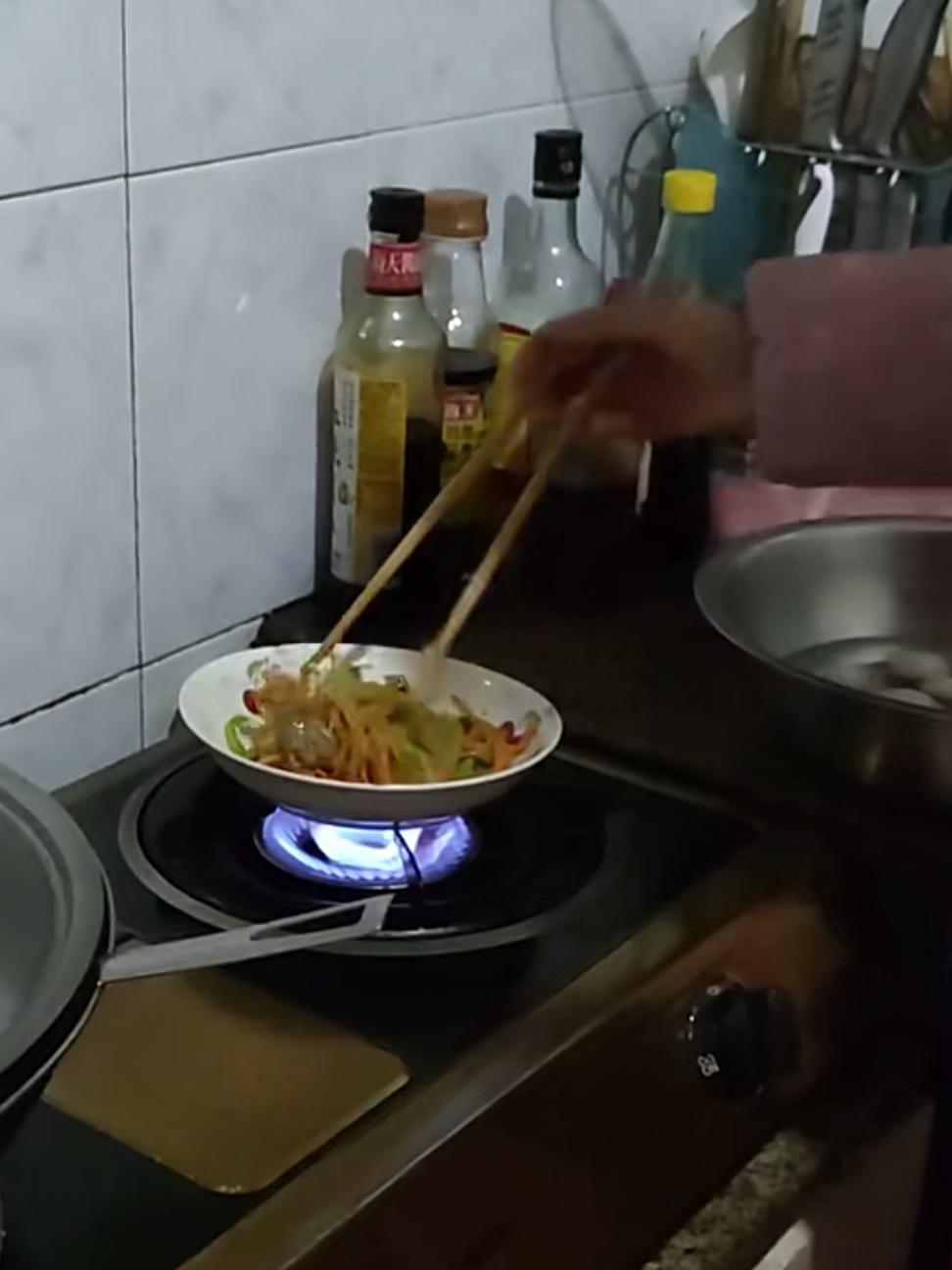 这操作震惊我一整年！

去邻居奶奶家串门，

看见她家居然有人这么热剩菜，

说