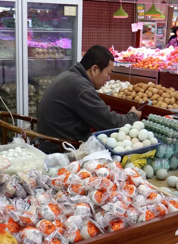 晚上去超市买打折面包，在收银台看到前面顾客满满一车商品，结账竟达七百多元。出于好