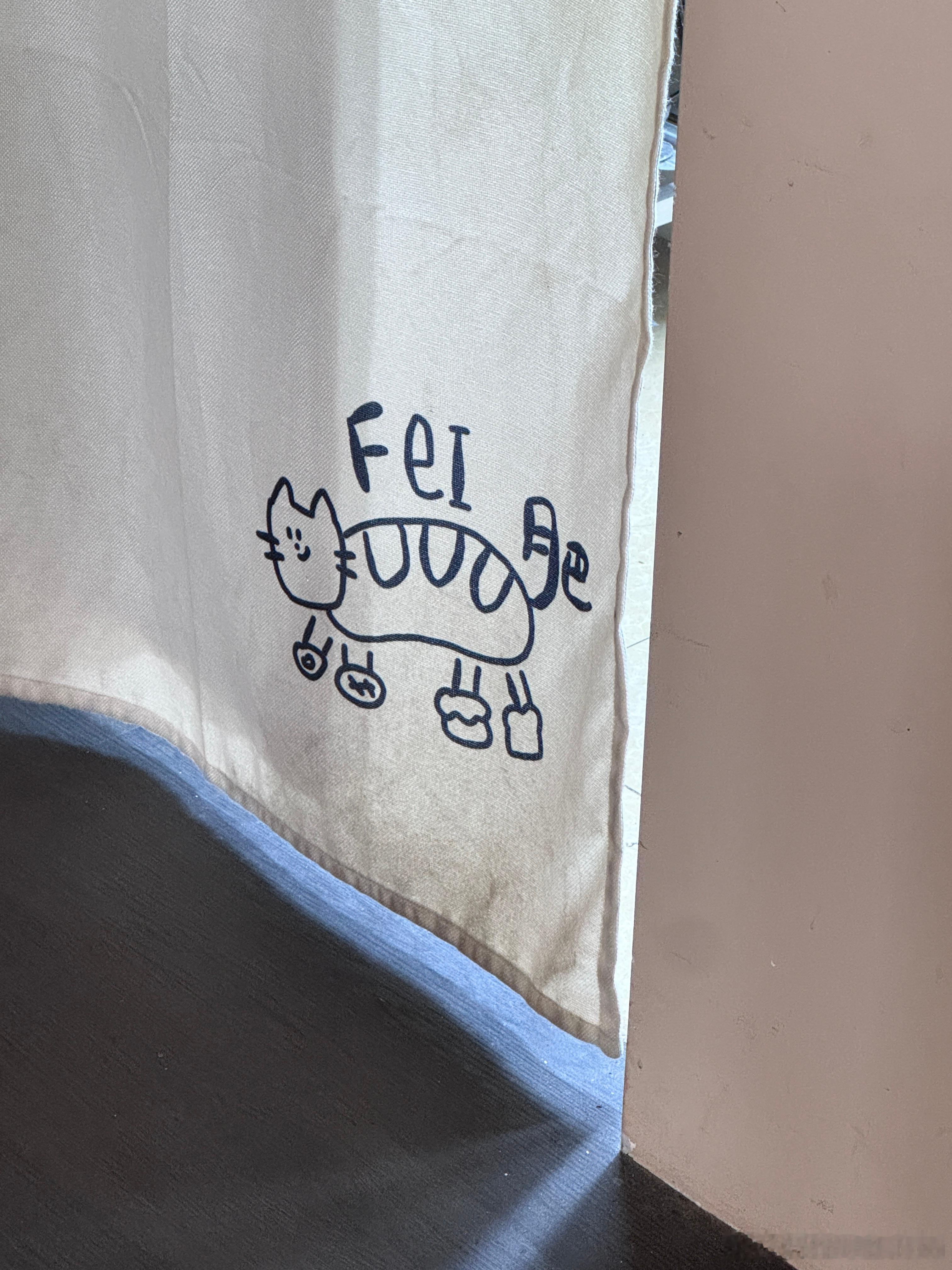 来探家咖啡店 看到这只猫有点眼熟一问店员就是她们家的更有缘的我们还是同乡！哈哈哈