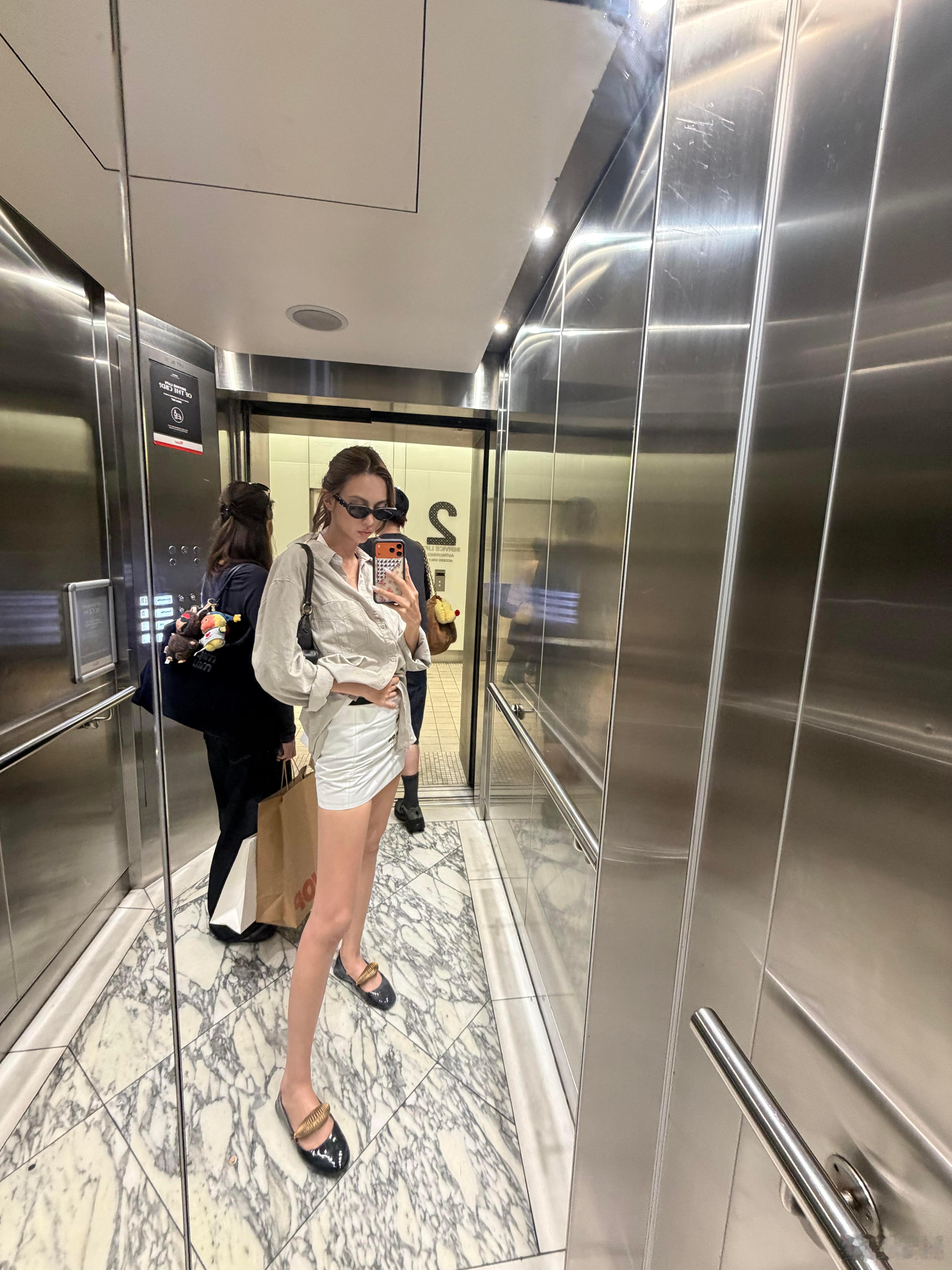 腻腻 🪞 一周电梯ootd 