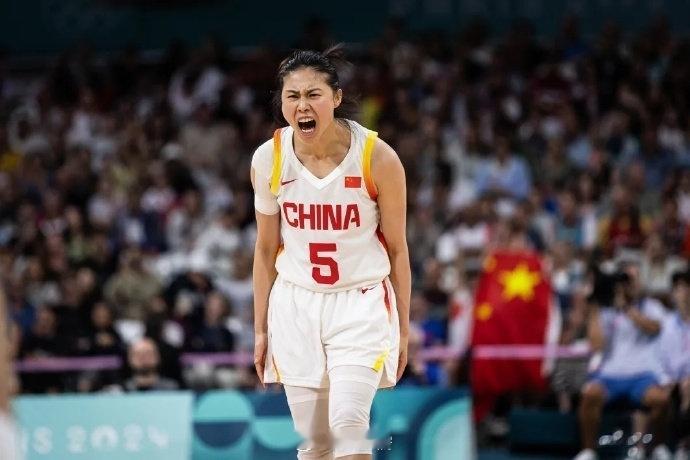 半场结束，中国女篮暂时以39-45落后。#中国女篮半场落后塞尔维亚6分##王思雨