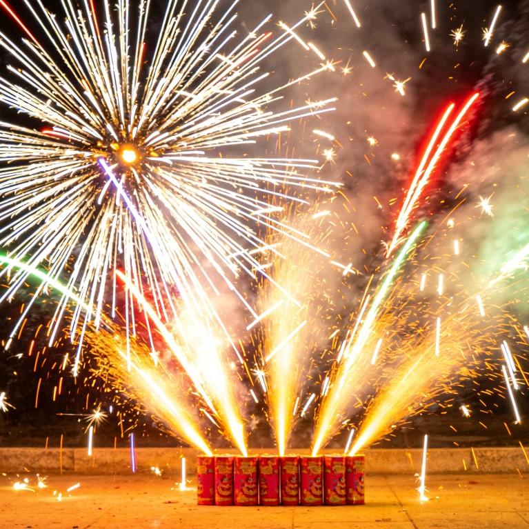 我果然没有猜错
放开烟花爆竹以后
这个春节过的，大家发现没，真的就把那个年味给过