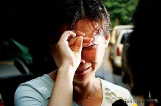 2003年，上海男大学生李奇乐患病去世，但因欠下高额治疗费用被医院拒绝开具死亡证