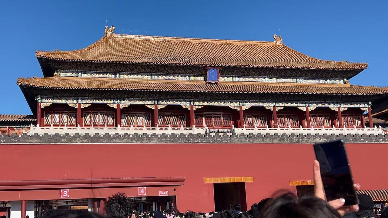 其实我的生活平淡如水 没有故事要讲 也没有情绪要藏 只是偏爱伤感的旋律 明明没经