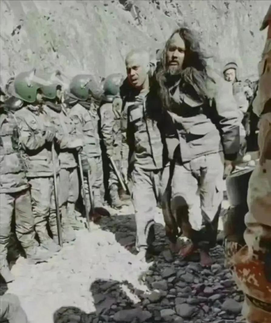 印军的锡克教士兵，在与我军进行了武术联谊赛后，本着“友谊第一，比赛第二”的精神，