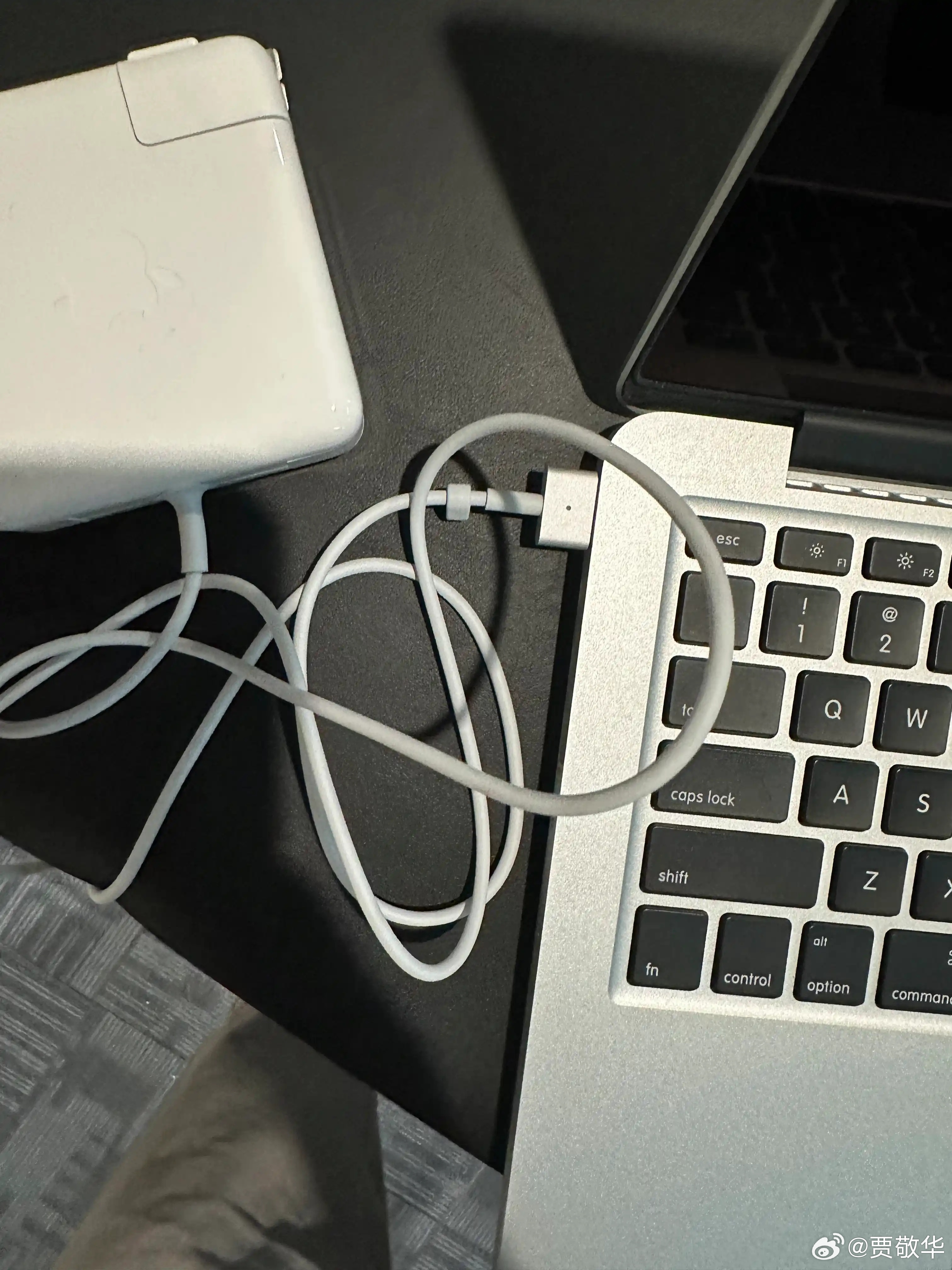 朋友怀疑他的MacBook Pro充电器坏了，因为充电的时候充电器有点烫手，问我