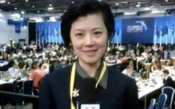 "我愿意放弃中国国籍，自愿加入英国！" 这句话，是前央视知名才女主持人姜丰，在 