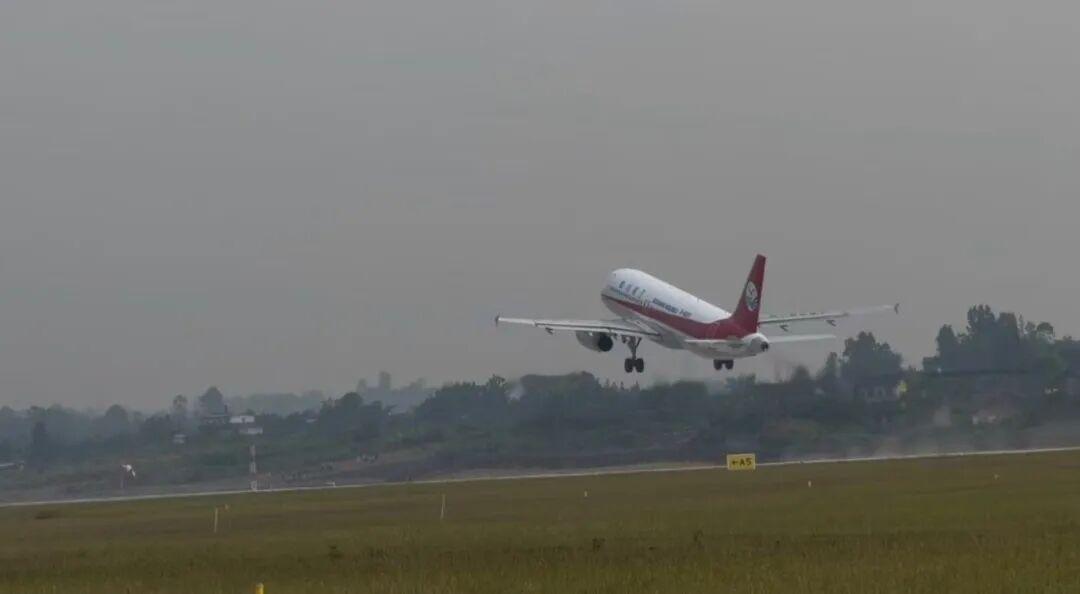 乐山机场验证试飞圆满成功2026年7月10日11时25分，一架由四川航空执飞的空