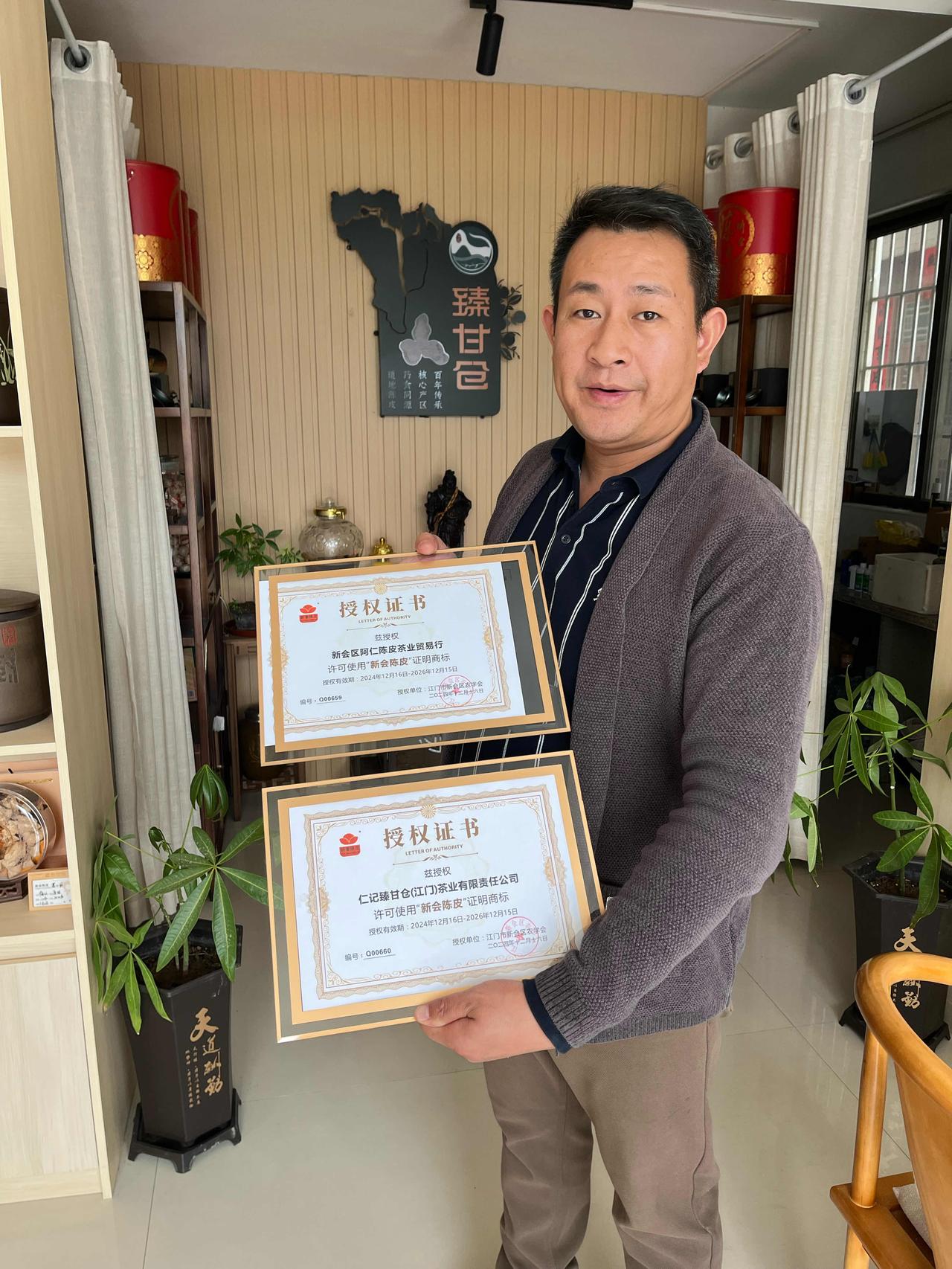 51岁大叔8年狂考20本证书：别再说年纪大了来不及，他用行动撕碎所有借口

51