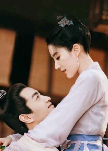 2021年，刘亦菲不解地问陈晓：“你老婆怎么天天来探班？ ”陈晓意味深长地说：“