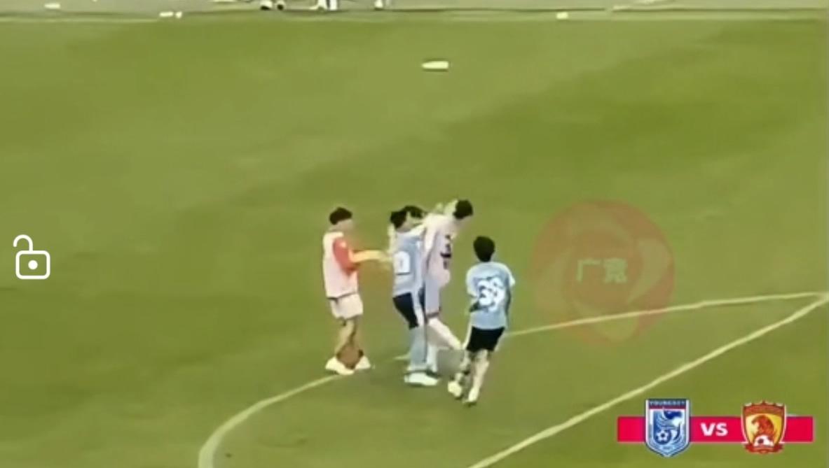 大连英博球员真牛，这是要手撕广州队门将么？

足球场上无常胜将军，输一场就受不了