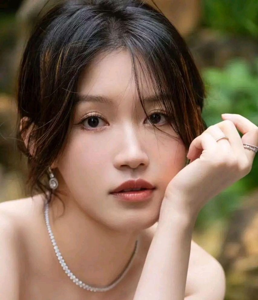 苏青，1989年7月5日出生于湖南省衡阳市，中国内地女演员、歌手，国家话剧院二级