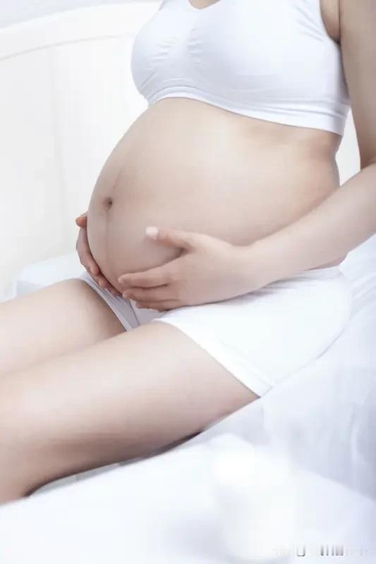 女生怀孕真的就不配谈彩礼了吗? 女生怀孕就不配谈彩礼？这可太扯了！从法律上讲，怀