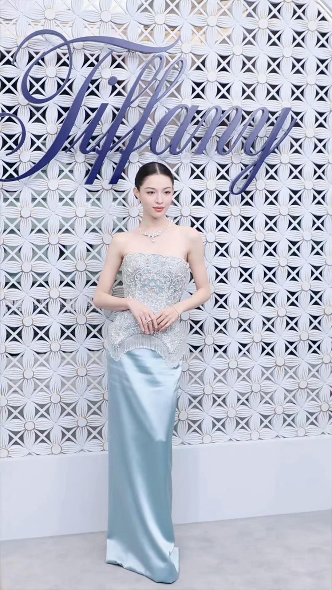 今天钟楚曦在出席时尚活动的时候搭配了一件水蓝色裙子，看起来年轻又靓丽。

钟楚曦