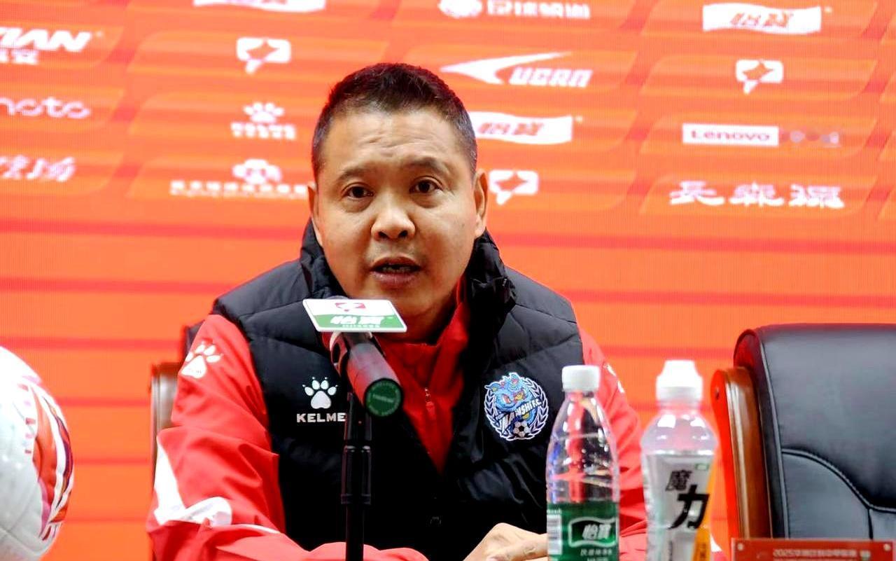 降级队复活第1天
 
梅州客家刚被抬回中超，张效瑞就拎着行李冲进训练场。这位老国