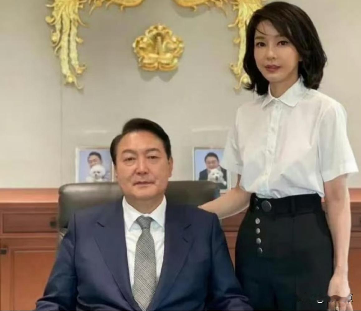 某种程度上来说，尹锡悦也算是“大韩真男人”了，为了保护漂亮老婆，最后自己却落得了