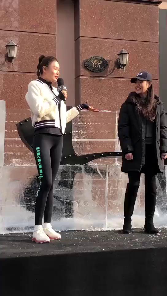 精华就是在提腿的时候要有一个控制，就是齁到那里，所以它做的很好。
