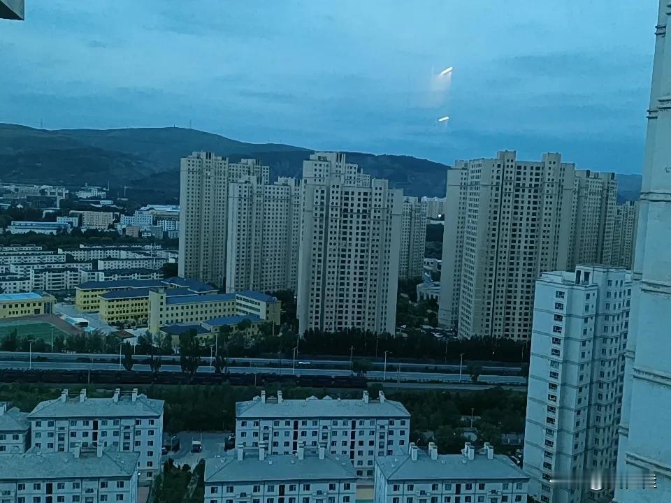 别再逼孩子死读书，长大后才懂，这两样品质比分数重要
从前总盯着孩子试卷上的分数，