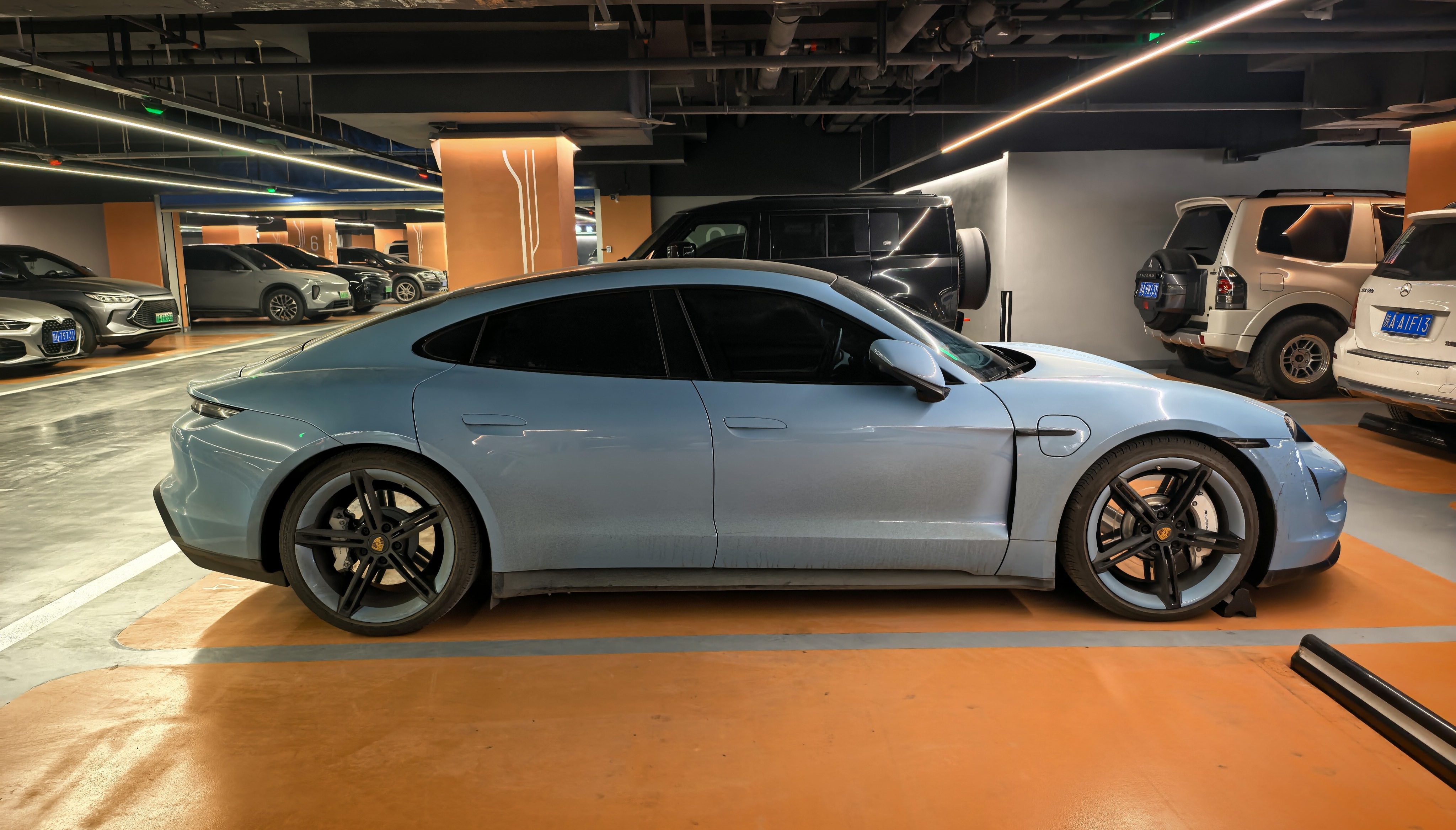 偶遇一辆保时捷Taycan，这个车的外观确实是顶级，诞生几年了，依然是“老师”，