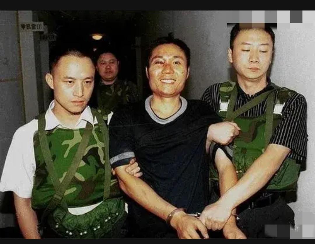 2000年9月，横行湘鄂渝一带，犯下10多起惊天大案的“悍匪”张君，被捕后居然恬