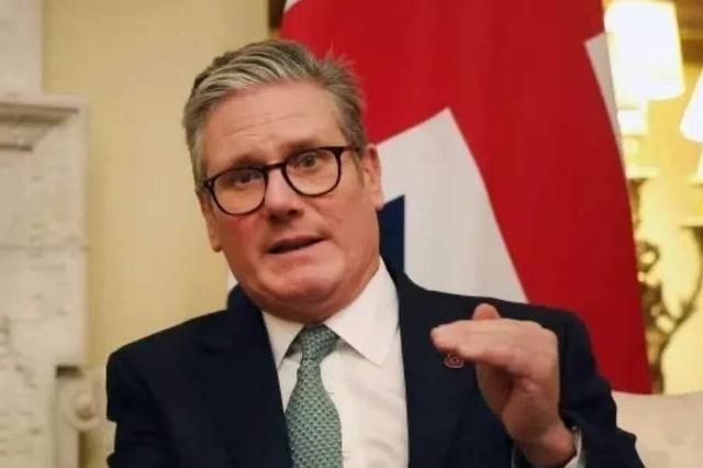 英国首相斯塔默，面对记者尖锐提问：“访华是否惹怒 特朗普 ”，斯塔默笑着调侃：“