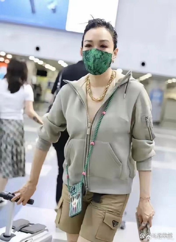 网友机场偶遇钟丽缇，气质出众成焦点，宛如清新风景，自然吸引目光。 ​​​