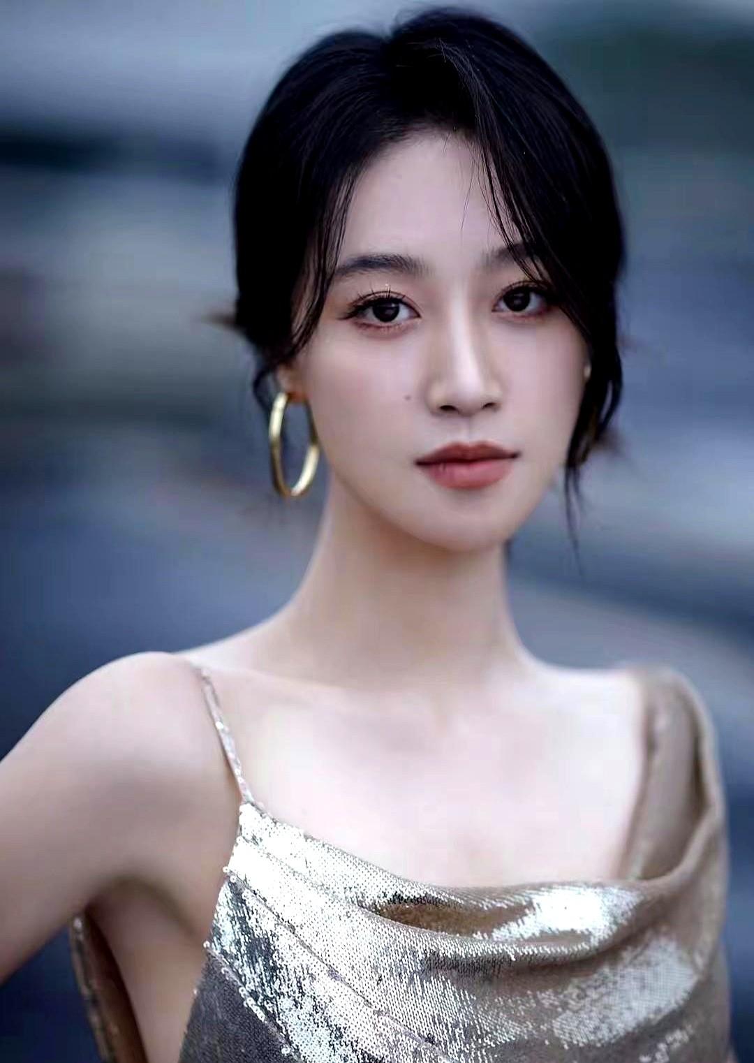 被易立竞逼问前任，几个明星能全身而退？蓝盈莹连个磕巴都没打。

面对镜头，她大大