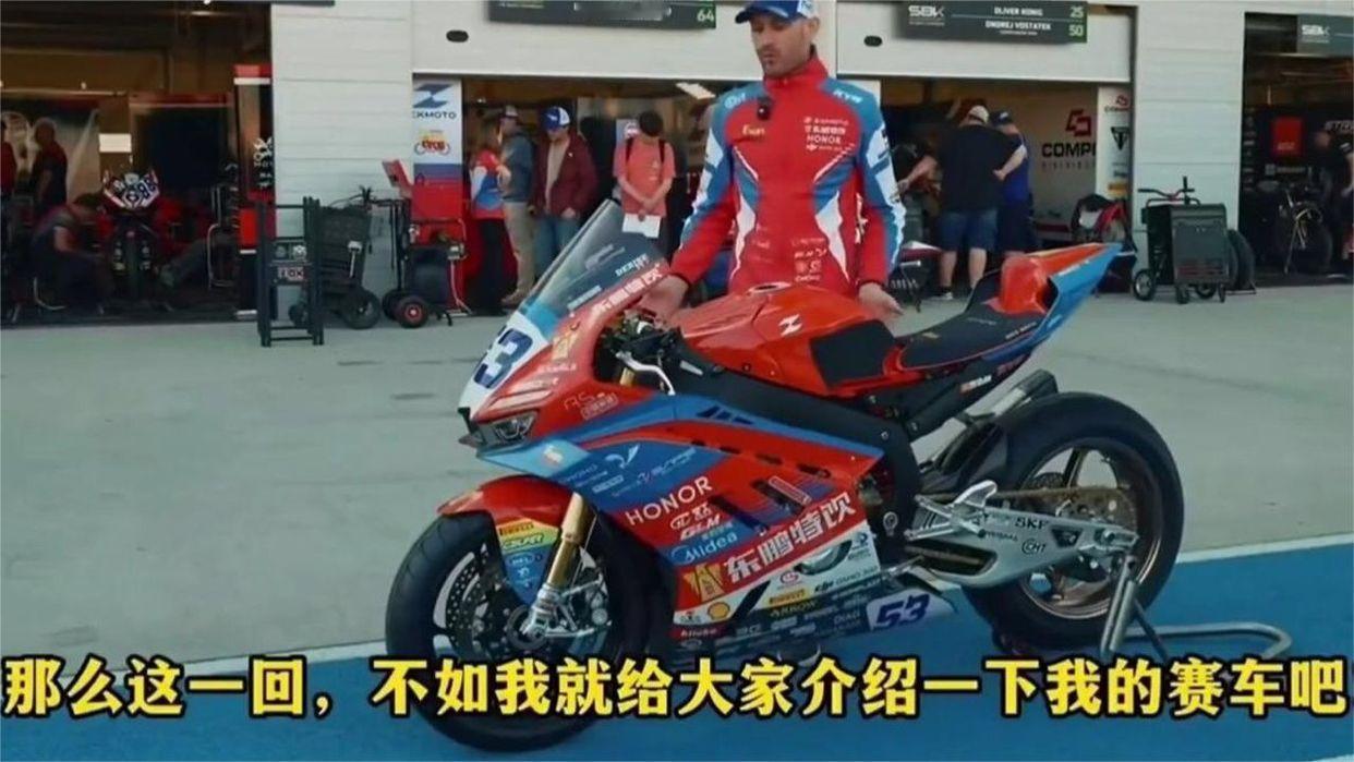 张雪机车骑手德比斯的820战车，他近距离对战车进行了介绍，发动