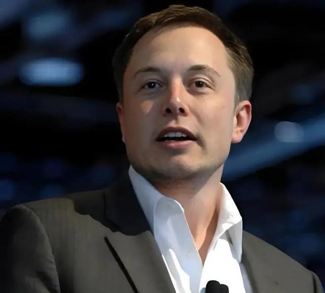 美国上将问马斯克：“如何在军事上，击败中国？” 马斯克毫不避讳一针见血地回答：“