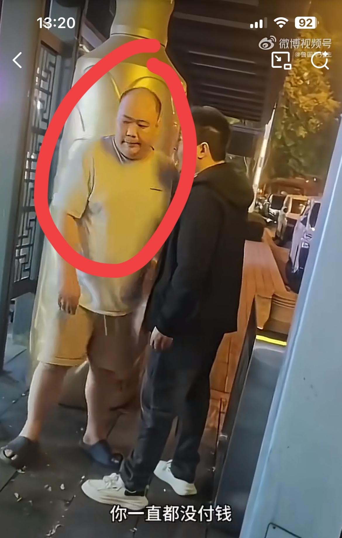这名光头男吃饭不仅不给钱，还对着摊主左一耳光右耳右一耳光，摊主却不敢还手。这个光