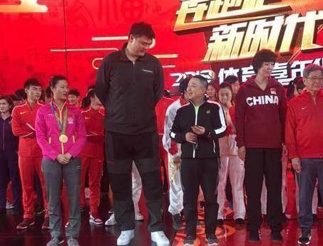 哈哈哈，置身于身高修伟的姚明与瑶林玉树的郎平中间的刘国梁简直太矮小呆萌了，显得年