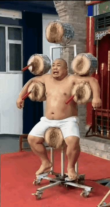 这可能是ai视频，
但看起来很逼真，
真是让人心惊肉跳。
一个大胖子，
面对飞过