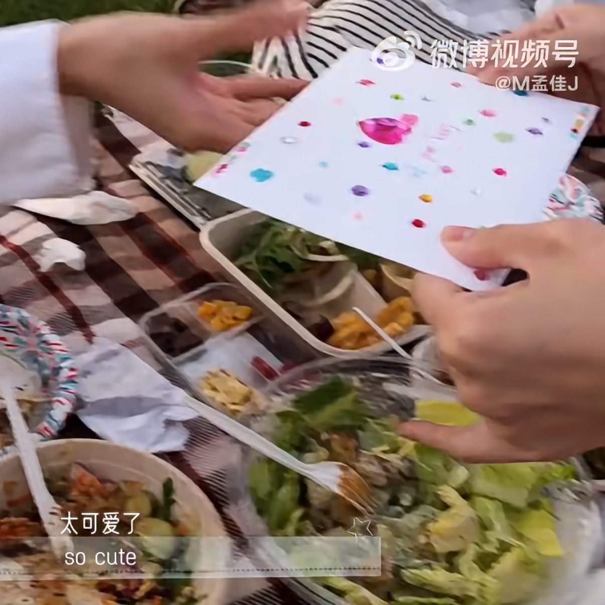 可可爱爱的信呀 靠真诚和朋友交流的bb 即使语言不是很通但是都会被互相的真心吸引