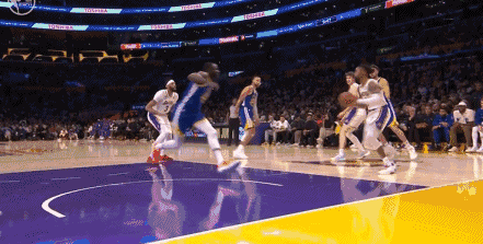 脏还是体毛哨？追梦格林疑似肘击到浓眉头部，裁判判罚犯规！

湖人大战勇士，
浓眉