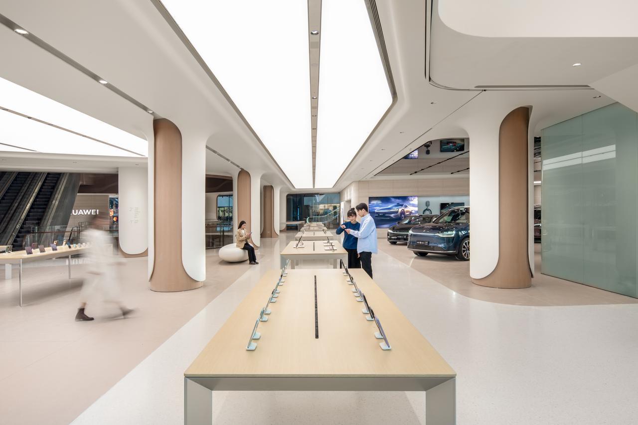 对于任何科技品牌来说，线下旗舰店就是展示自己实力、向消费者提供服务的最佳场所，而