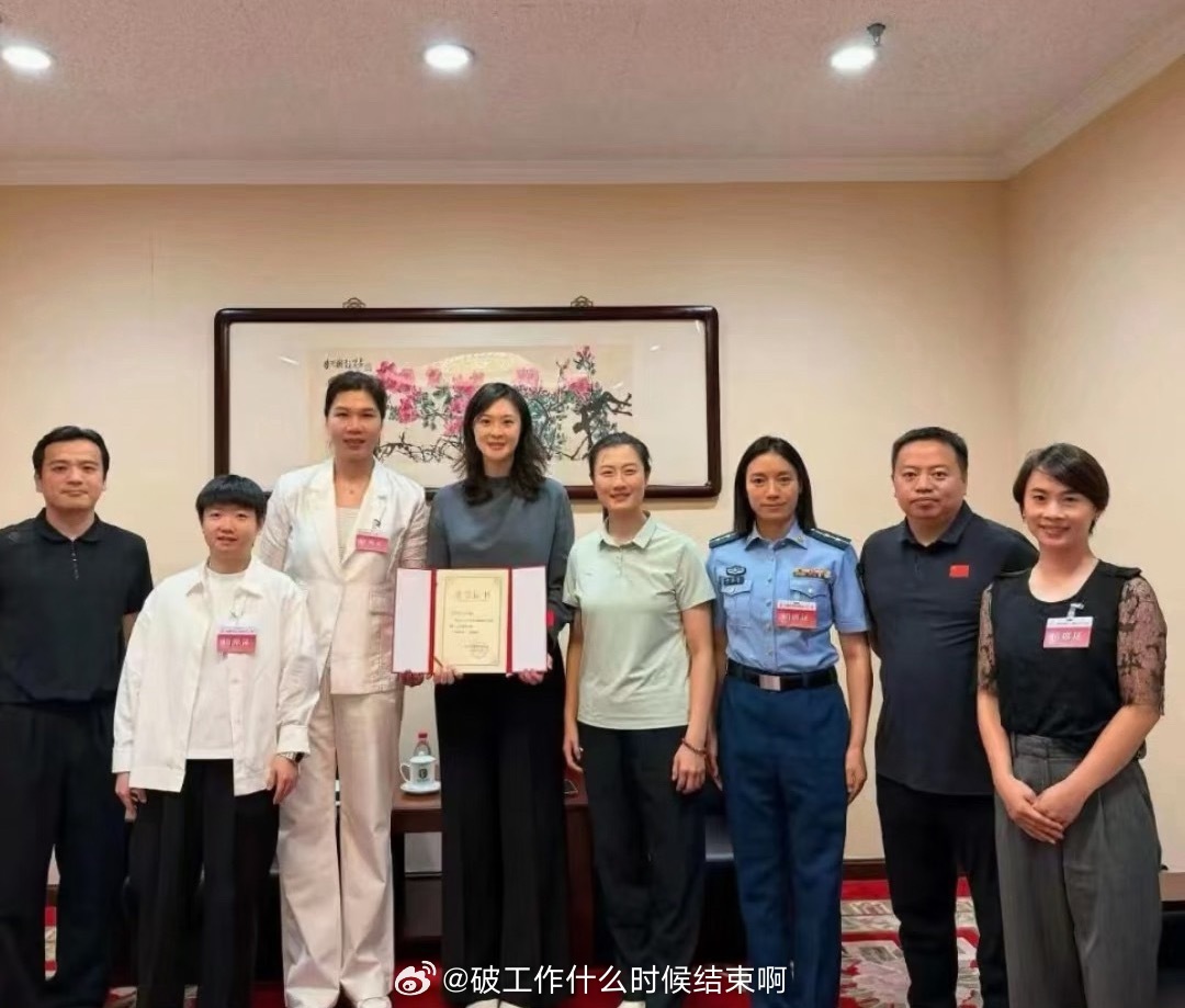 乒乓球 📸孙颖莎丁宁参加全国青年联合会活动合照 
