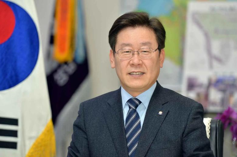 李在明现在真正的麻烦，不只是支持率跌到33.8%，而是他的执政曲线，越来越像尹锡