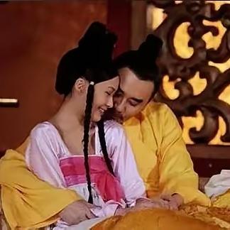 嘉靖帝喝醉了酒，召幸13岁的小宫女尚氏。玩到尽兴时，尚氏在帐子里放起了火，火光映