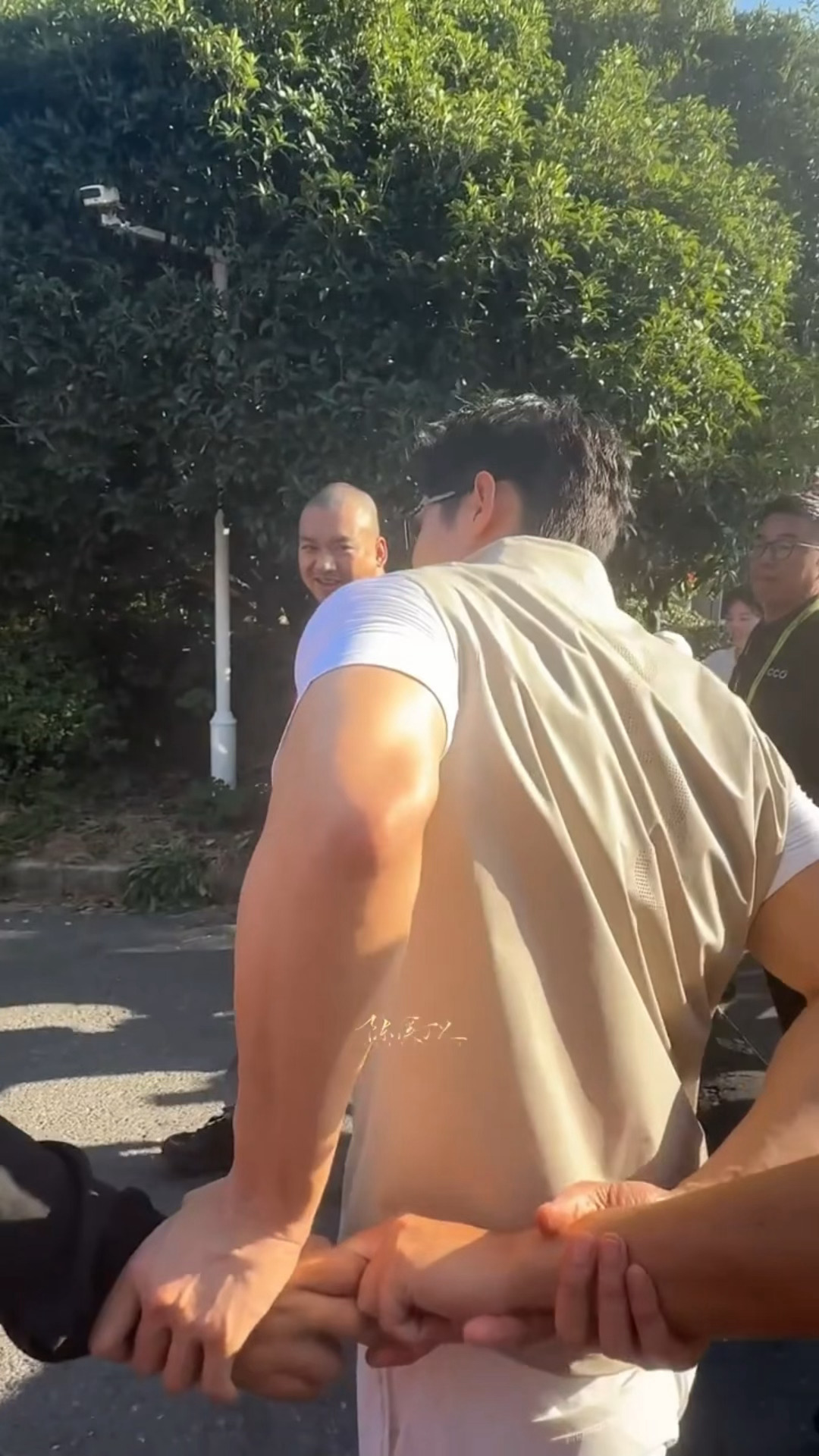 黄景瑜就这样水灵灵地牵上了两个安保大哥的手……[流鼻血]🐳：我保护我自己🫡黄