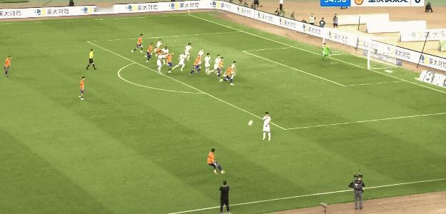 比赛第35分钟马德鲁加进球帮助山东泰山暂时1：0领先重庆铜梁龙，最近马德鲁加压力