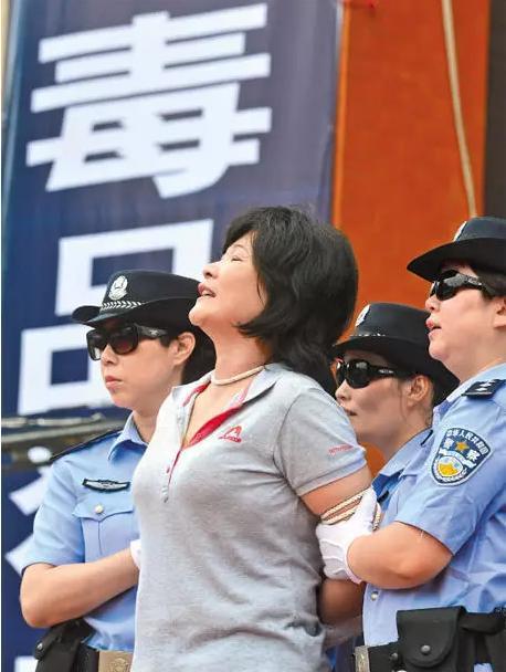 2015年，广东，女人被五花大绑押赴刑场，身后还站着几位女警，此时，她仰起脑袋，