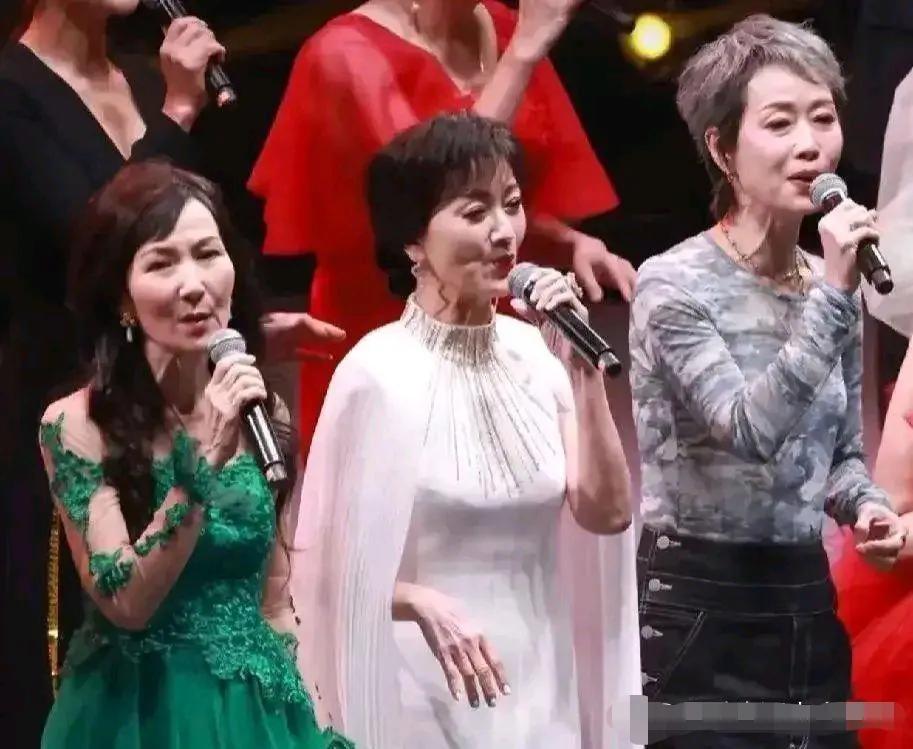 近日《新白娘子传奇》30周年演唱会，许仙、小青和白娘子再同框，三位女星合唱《千年