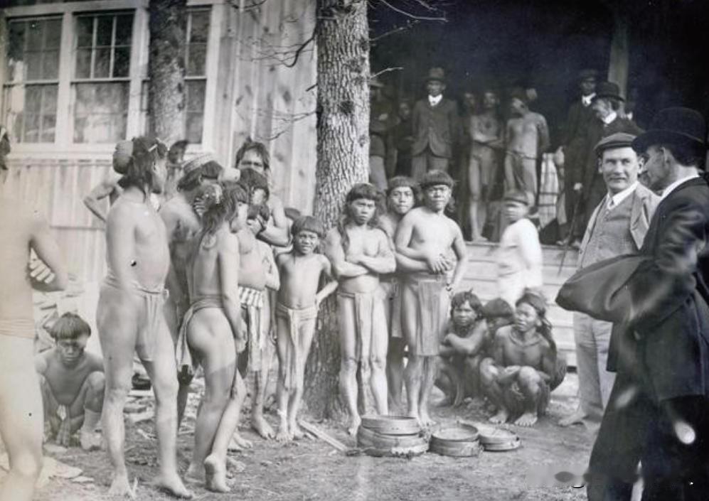 1895年，在美国一处“人口市场”，印第安人像商品一样，正在被白人买主挑选。
