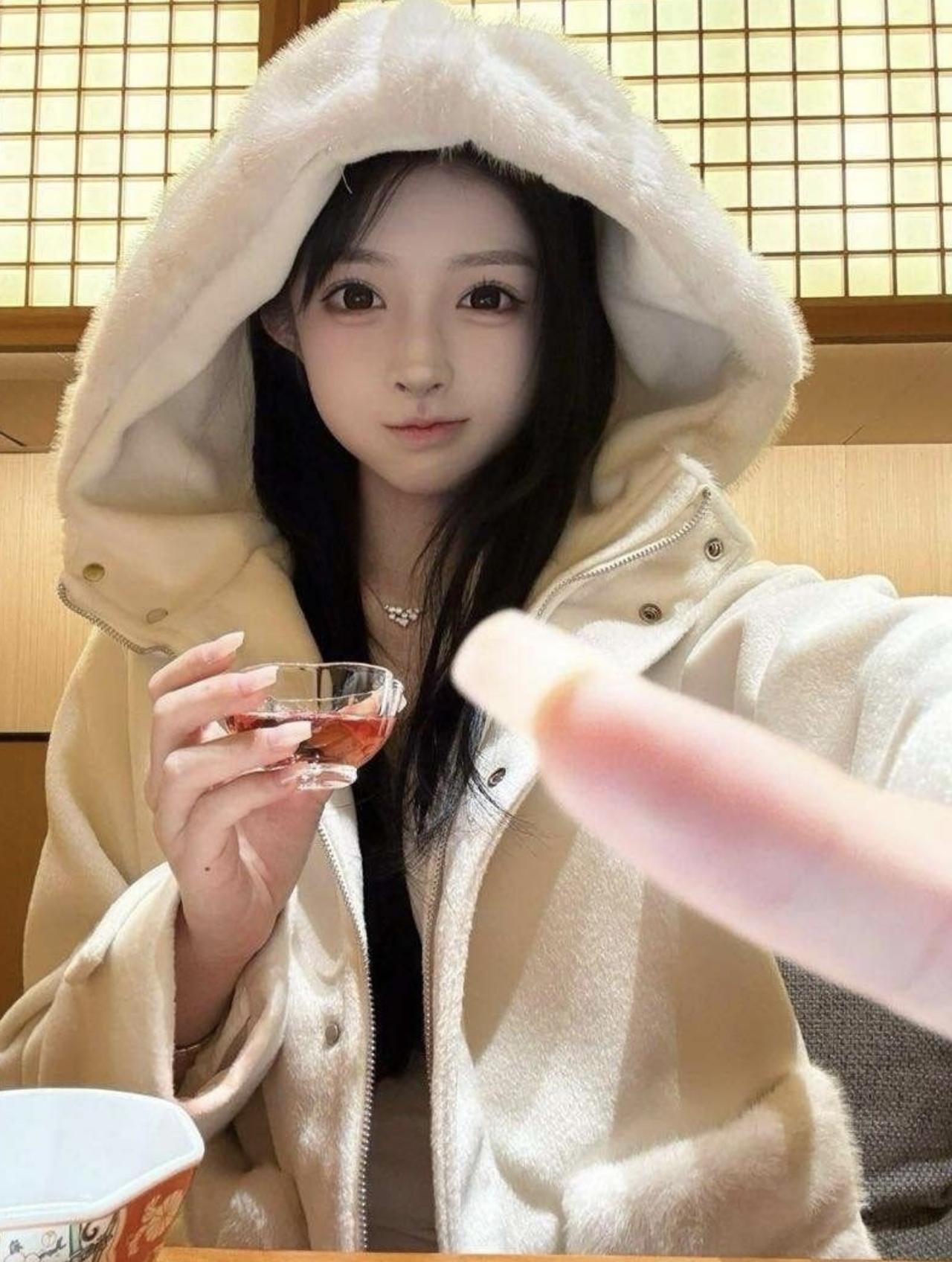 可以有，但是要保持距离哦，不然我会吃醋的～