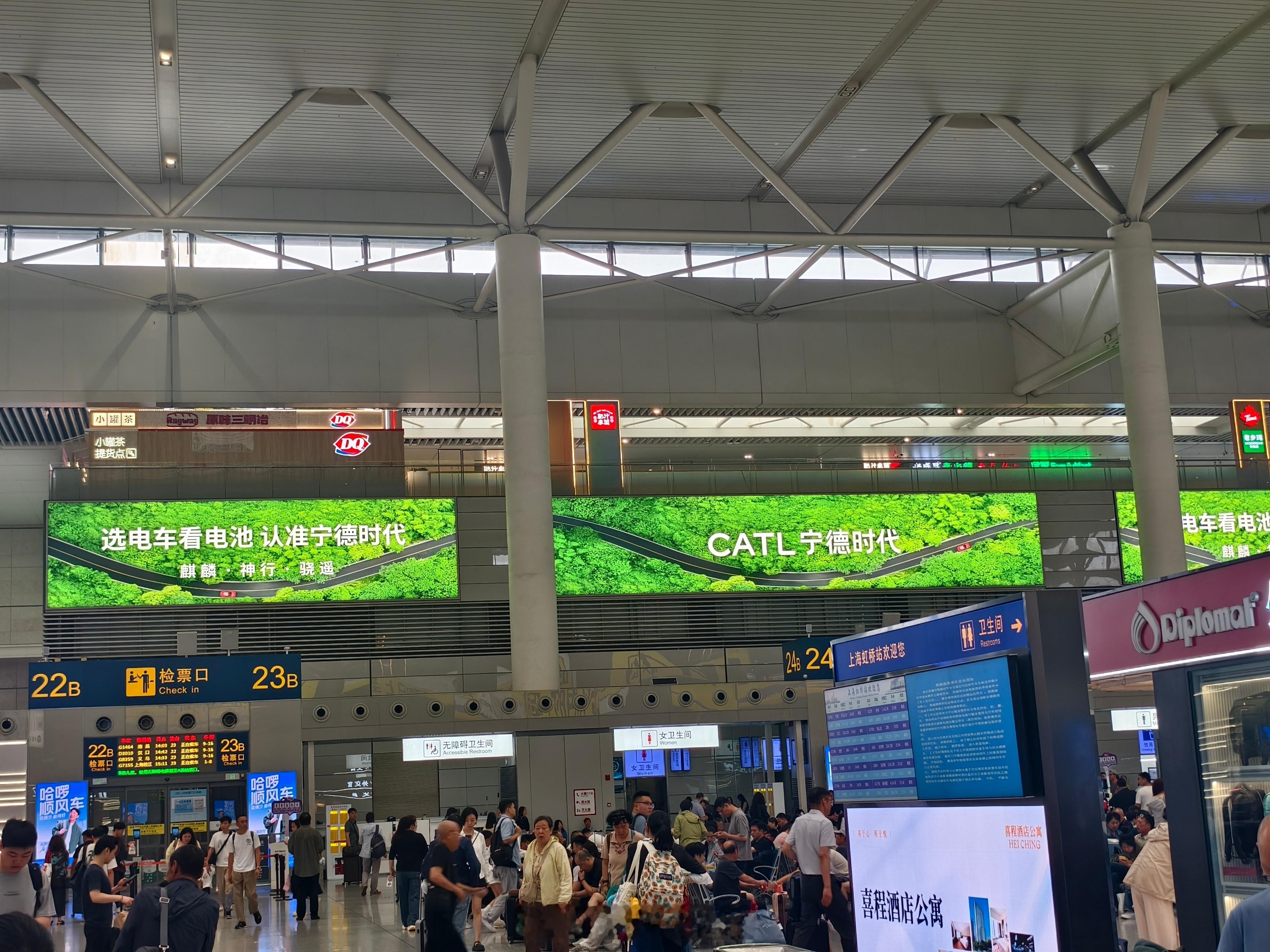 在高铁站、机场这些场所经常看到宁德时代的广告，美加墨世界杯等足球比赛也有CATL