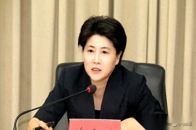 今天刷到个新闻，直接给我看愣了。
岳阳市妇联主席，一个女领导，姓喻，被免职了。
