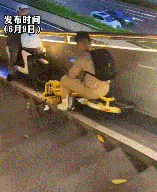 哭笑不得。一天桥上，一辆下行的单车遇上了一辆上行的电车，一般情况下，只要其中一方