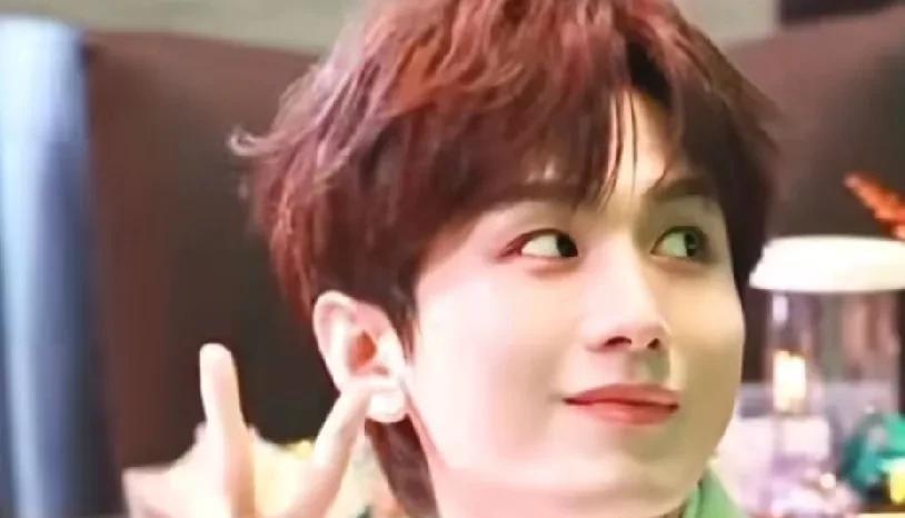 尖叫之夜晚会上，很多明星领完奖后就离场了，很快场内就没多少人了，但成毅领完奖后却